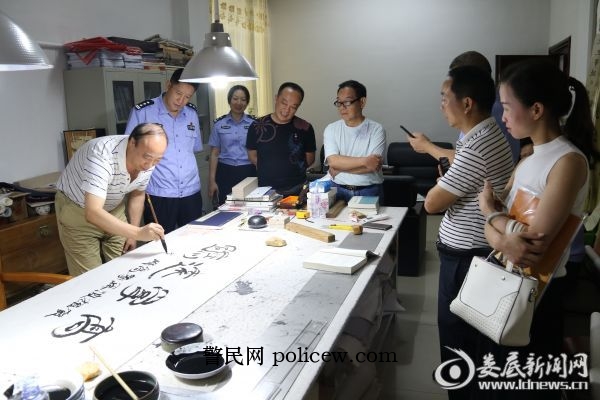 胡红湘:法治文化不是挂在墙上的标语,要真正走进干警心里、走进群众的生活里 胡红湘:法治文化不是挂在墙上的标语,要真正走进干警心里、走进群众的生活里