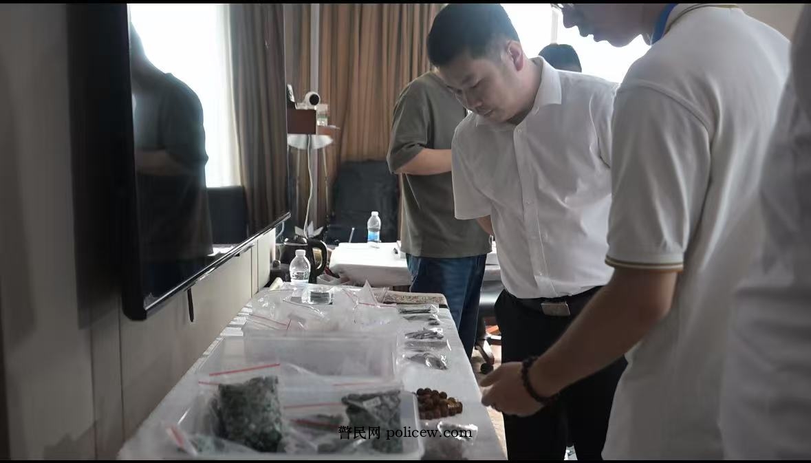 警民网管委会应邀参观第35届湖南文物交流会及联动会场 警民网管委会应邀参观第35届湖南文物交流会及联动会场