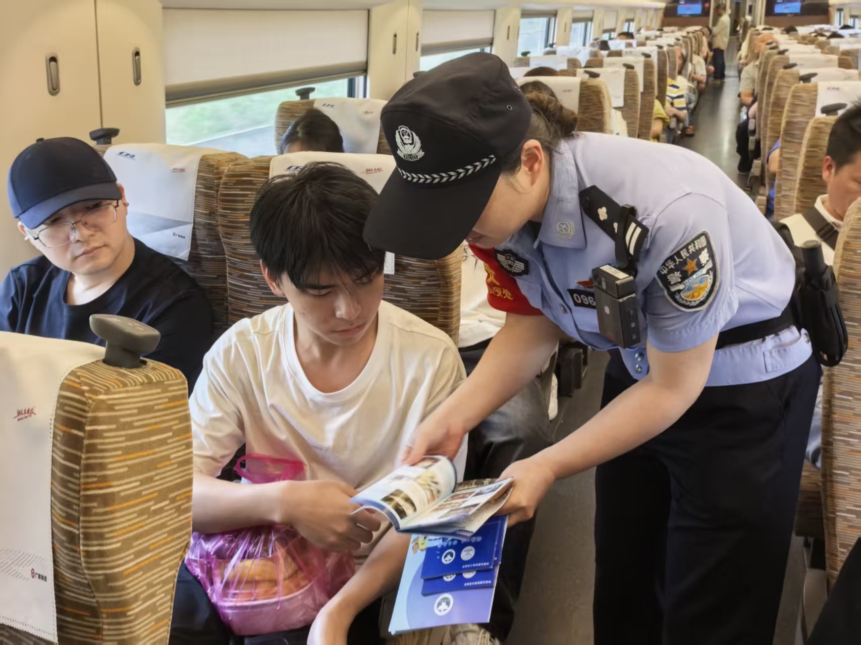 深耕车厢宣传阵地 筑牢铁路禁毒屏障 深耕车厢宣传阵地 筑牢铁路禁毒屏障